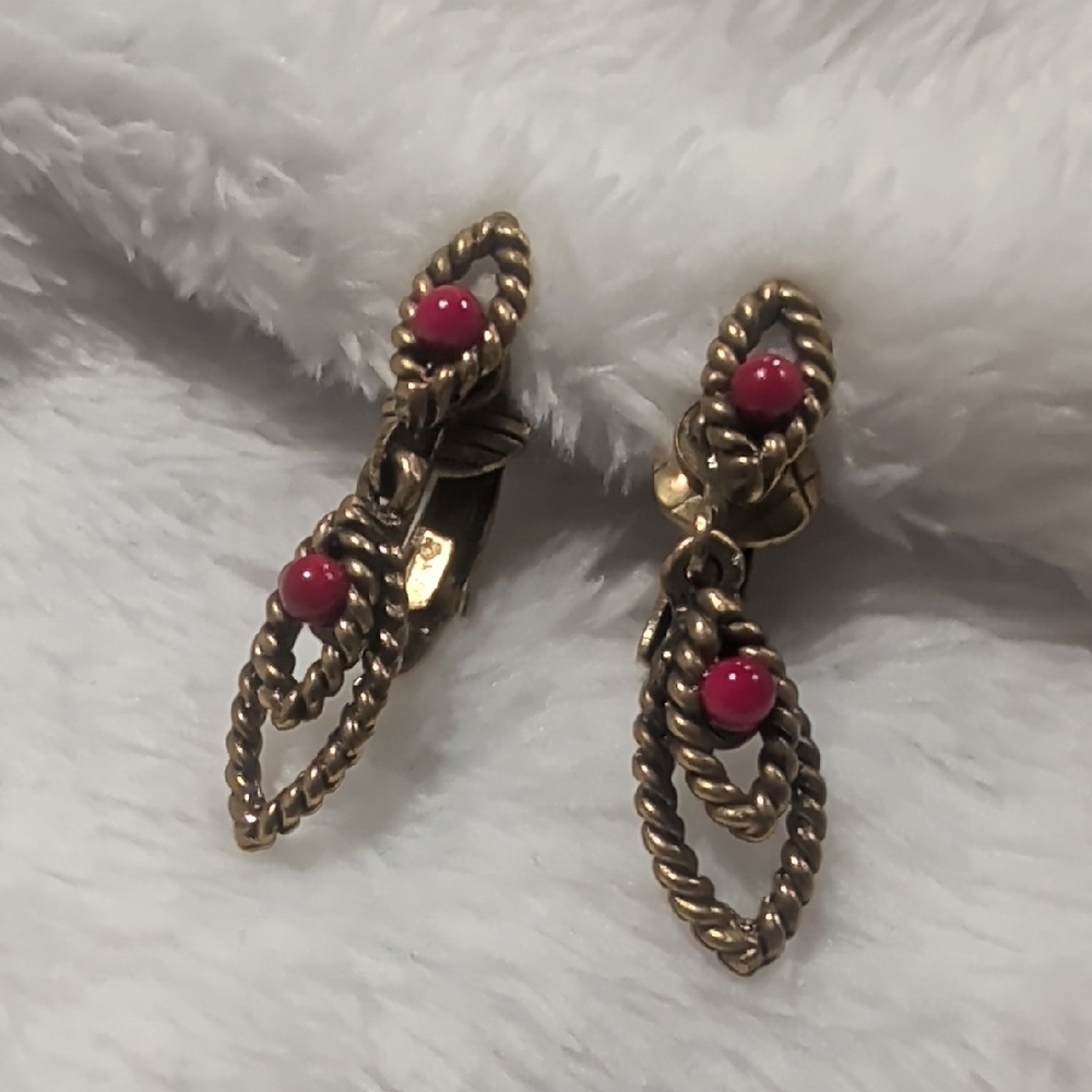 : Vintage Gold Tone Red Cabochon Teardrop Dangle Clip On Earrings